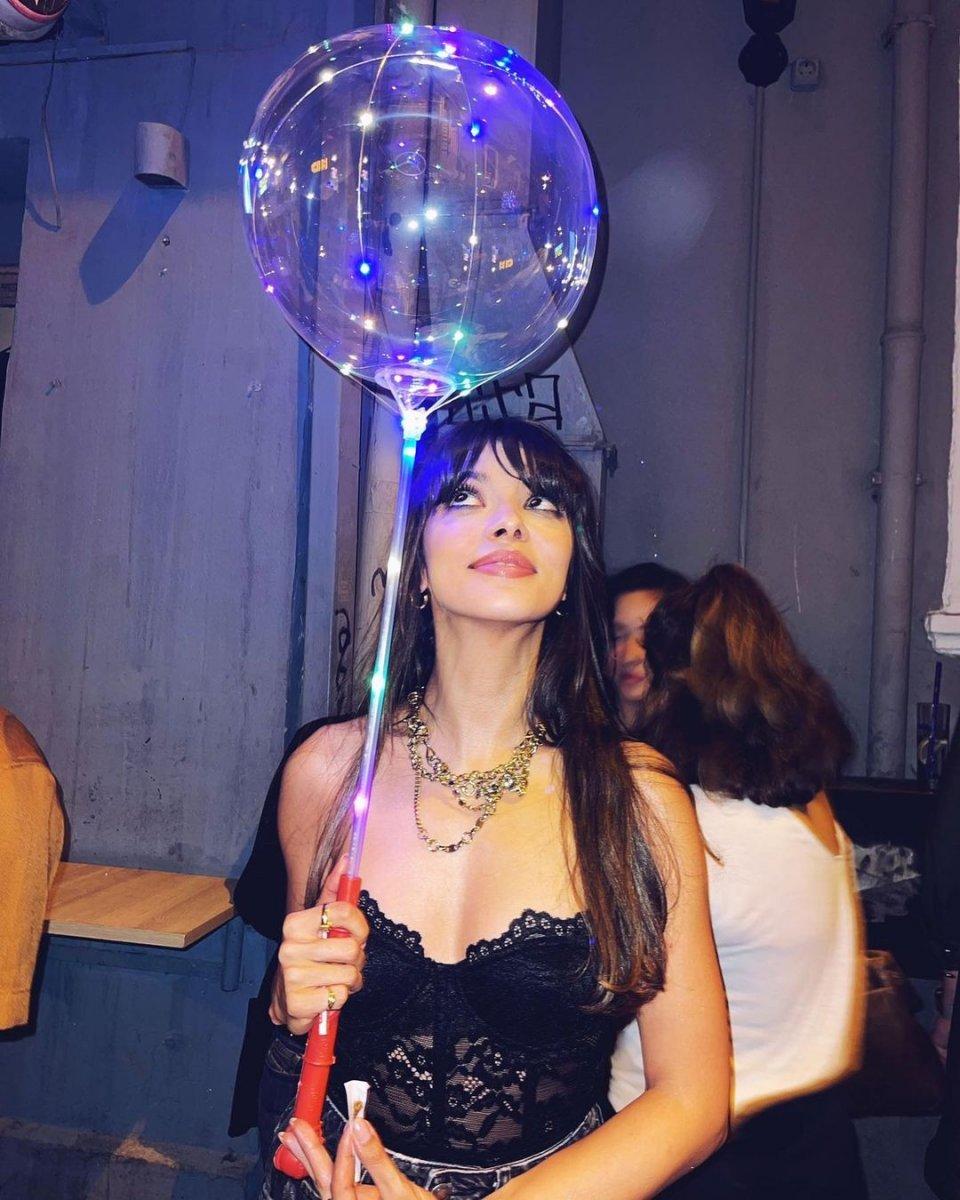 Selin Şekerci sokakta eğlendi