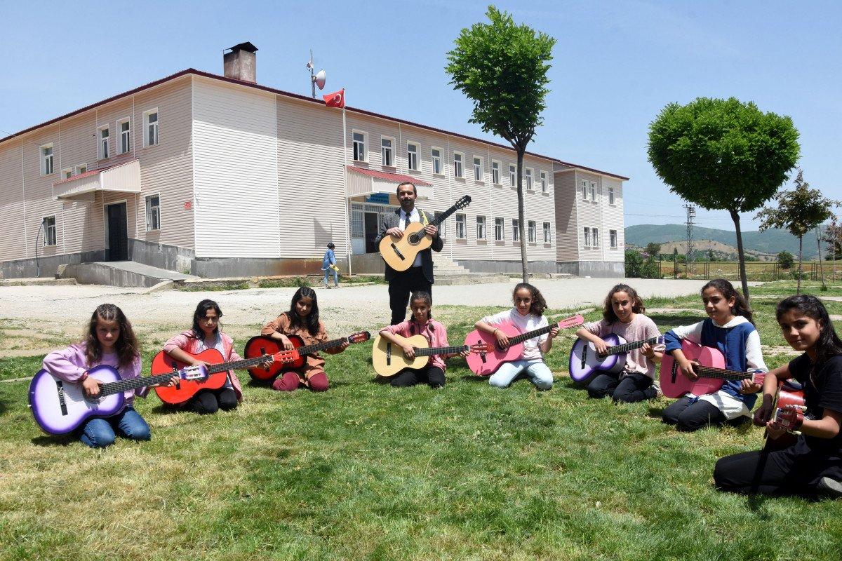 Bitlis'te gitar çalmayı öğrenen öğrenciler, konserler veriyor