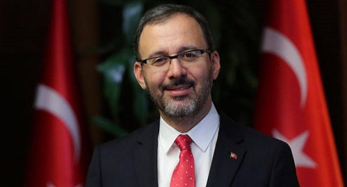 Bakan Kasapoğlu, genç milli yüzücüleri tebrik etti