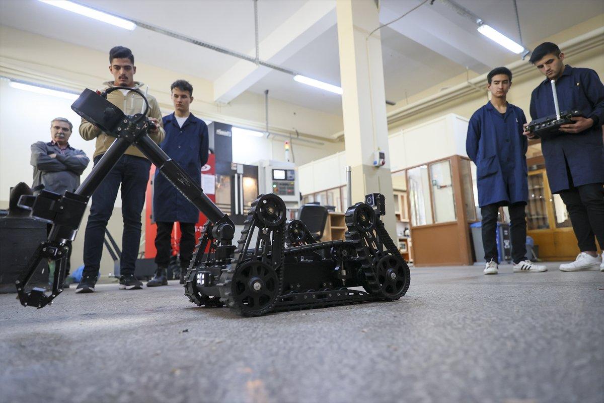 Ankara'da meslek lisesi öğrencileri, Mehmetçik için robot parçası üretiyor