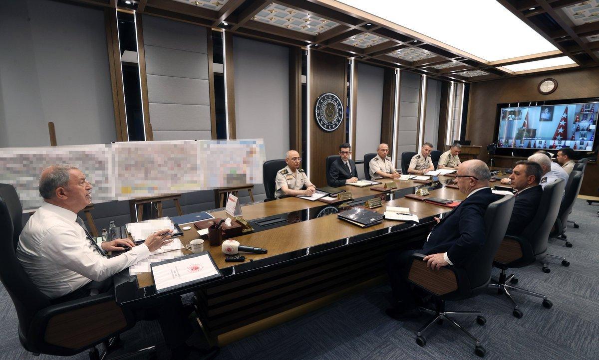 Hulusi Akar'dan komutanlarla toplantı
