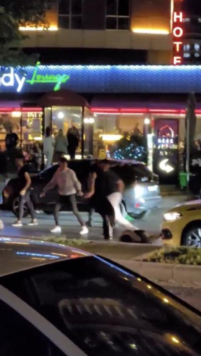 İstanbul'da hesap ödeme kavgası sokağa taştı: Tekme tokat dövdüler