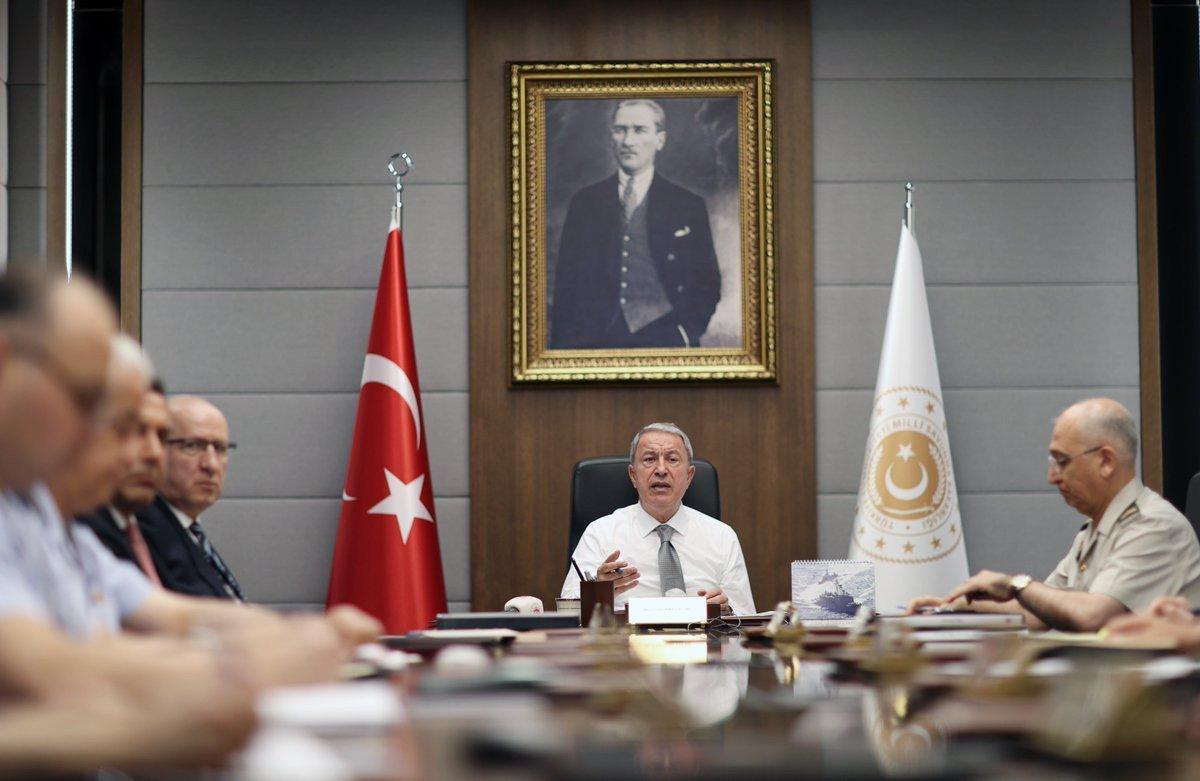 Hulusi Akar'dan komutanlarla toplantı