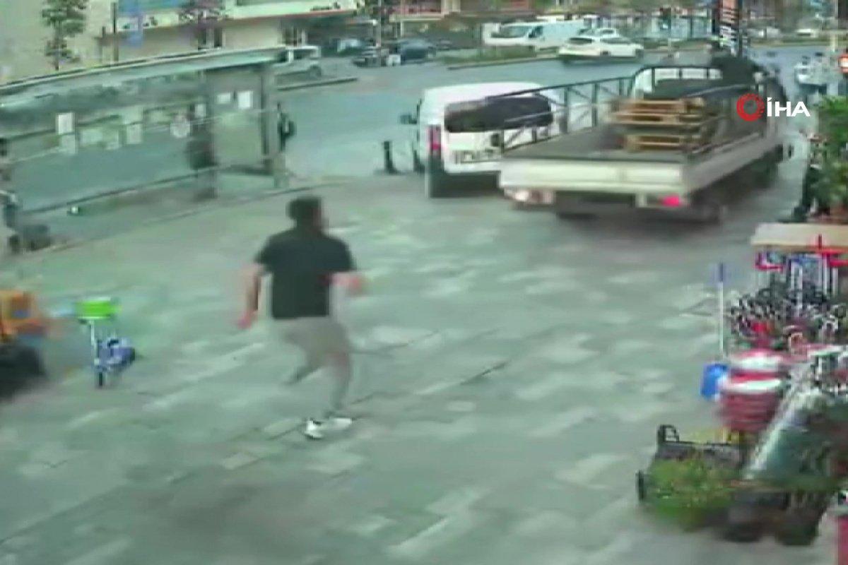 Esenyurt'ta çalınan eşyasını kurtarmak isterken cüzdanından oldu