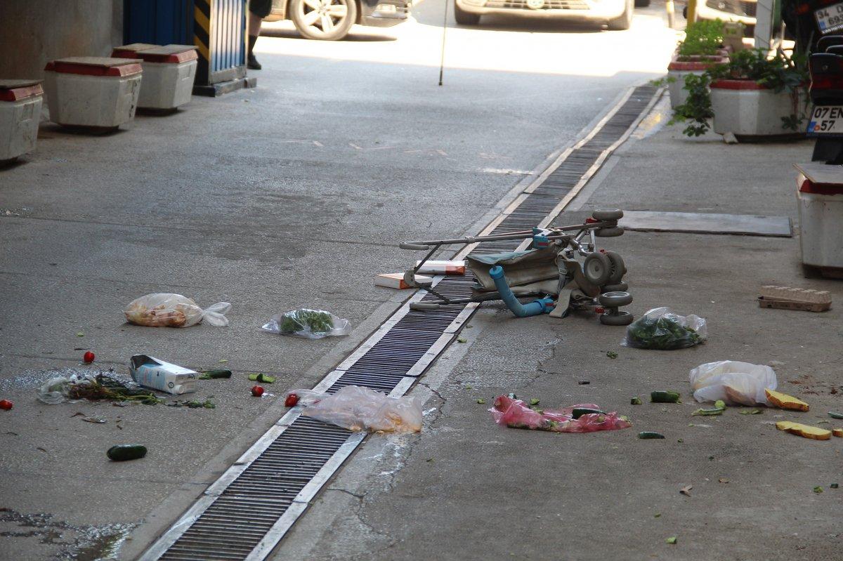 Antalya'da bir kadın, eşyalarını balkondan atıp ateş yaktı