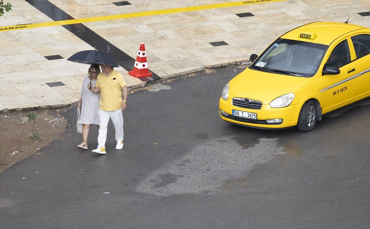 Ankara'da sağanak yağış etkisini gösterdi