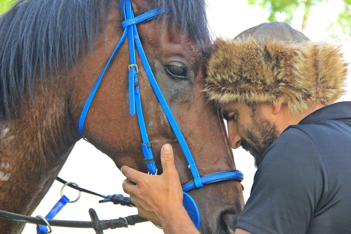 Kocaeli'de işe atıyla gidip geliyor