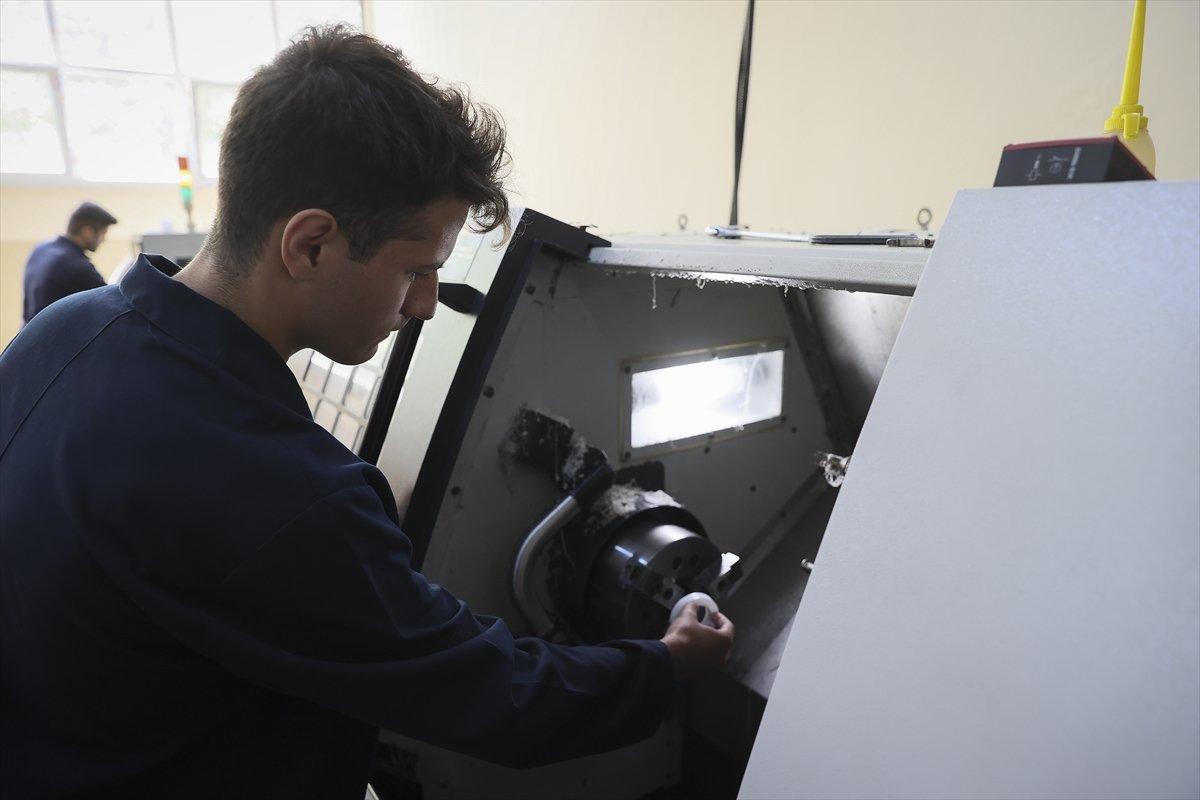 Ankara'da meslek lisesi öğrencileri, Mehmetçik için robot parçası üretiyor