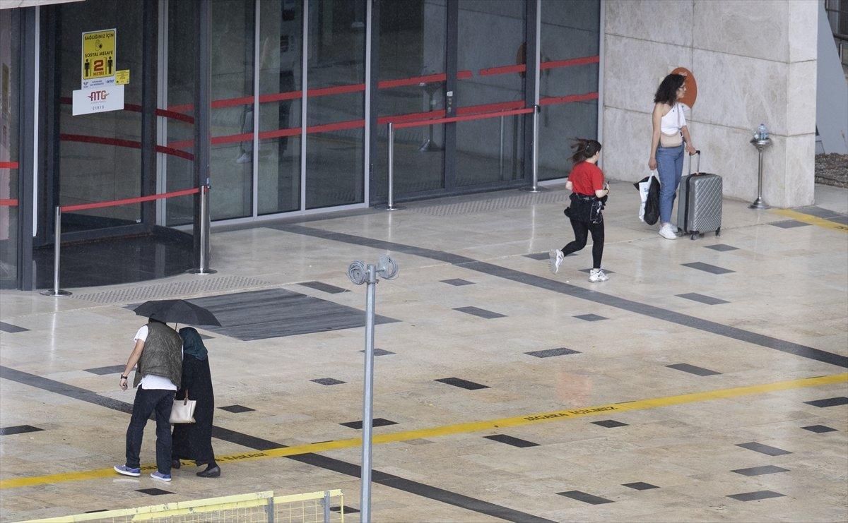 Ankara'da sağanak yağış etkisini gösterdi