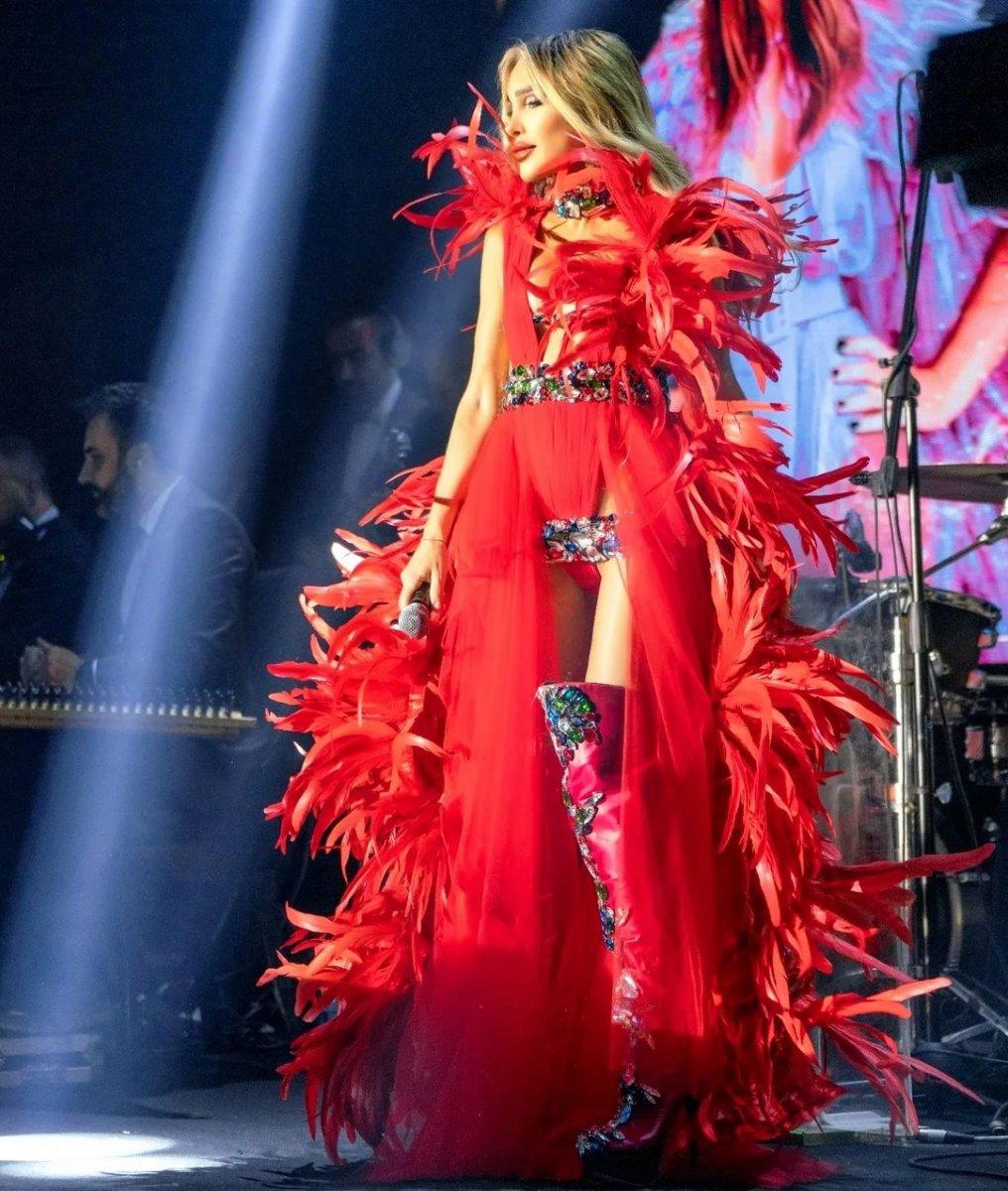 Seren Serengil'den dekolte şov