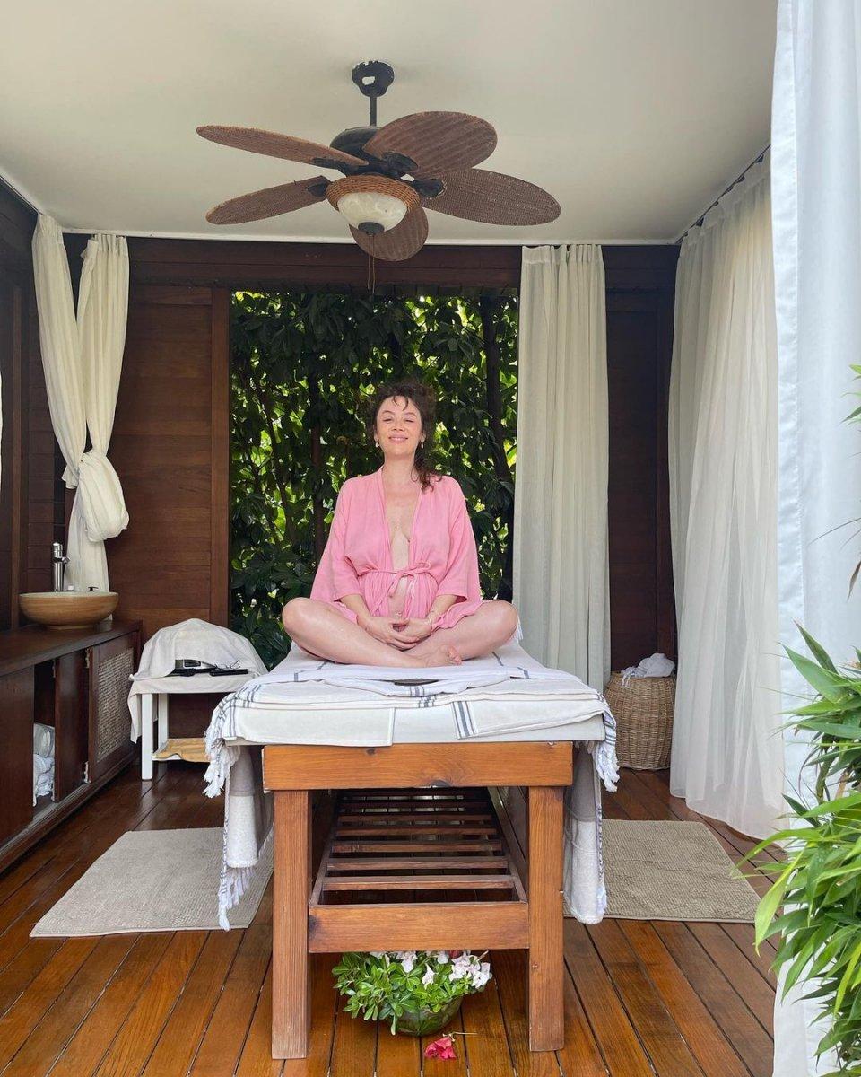 Demet Evgar'dan bornozlu paylaşım