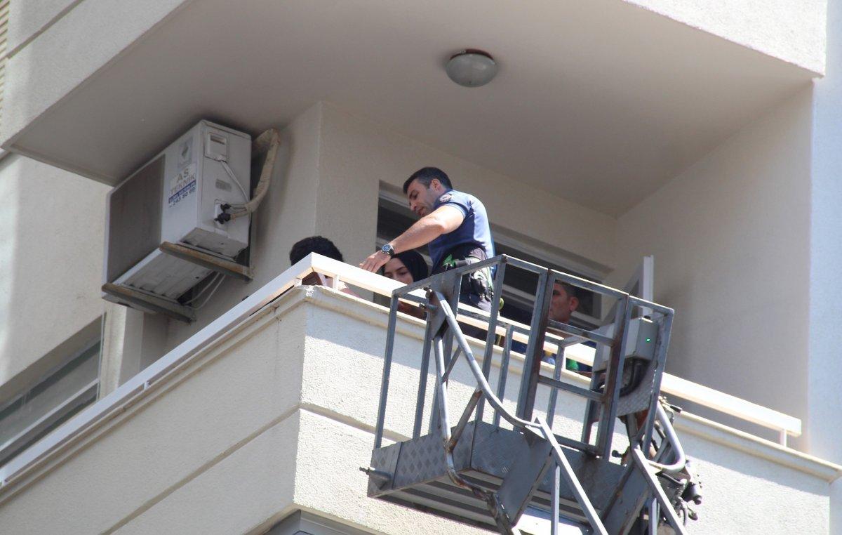 Antalya'da bir kadın, eşyalarını balkondan atıp ateş yaktı