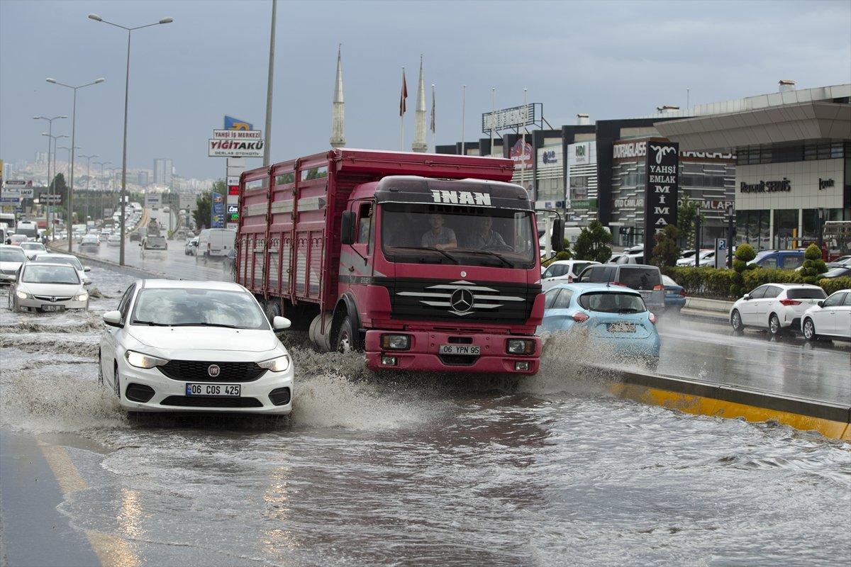 Ankara'da sağanak yağış etkisini gösterdi