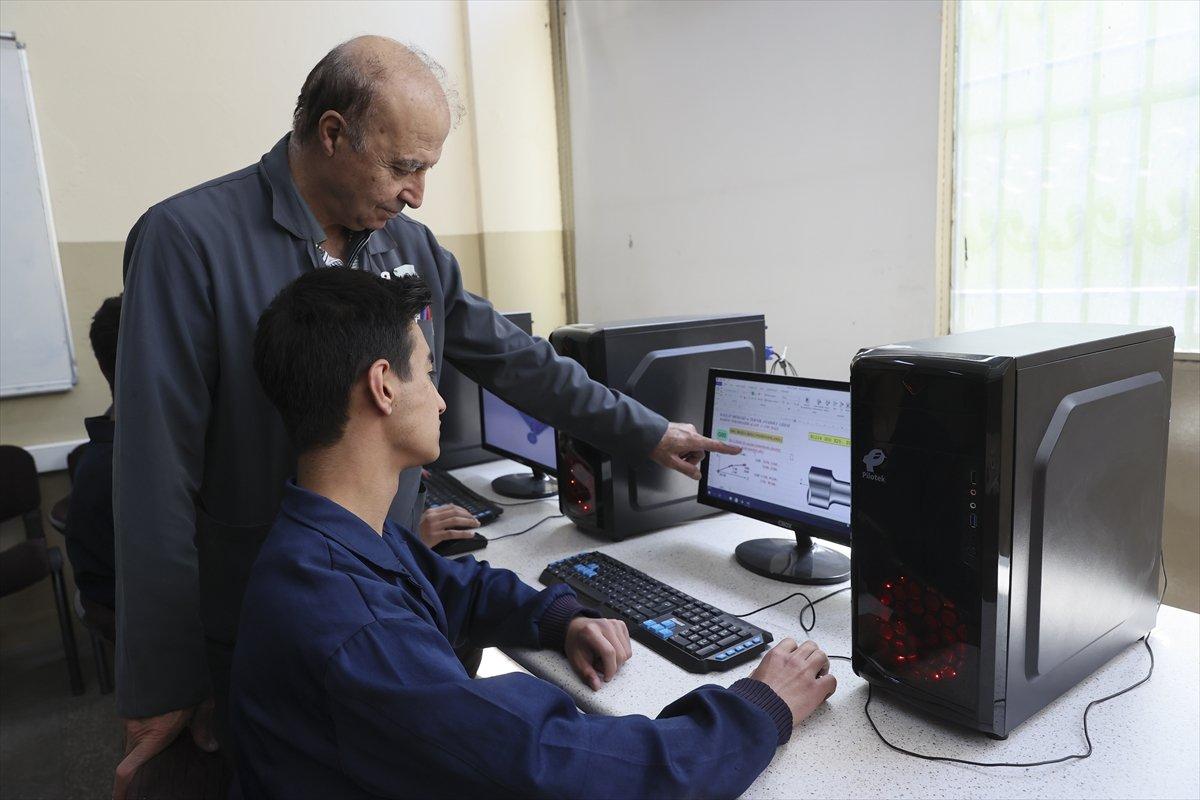 Ankara'da meslek lisesi öğrencileri, Mehmetçik için robot parçası üretiyor