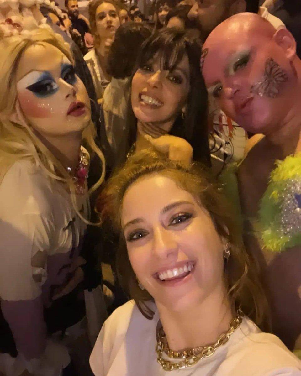 Selin Şekerci sokakta eğlendi