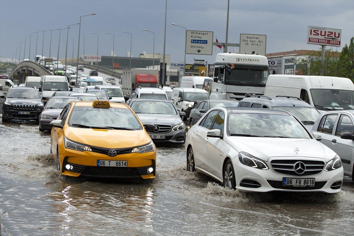 Ankara'da sağanak yağış etkisini gösterdi