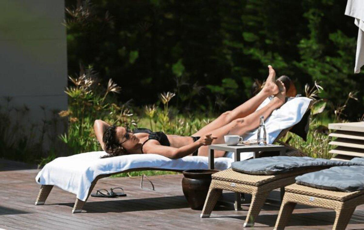 58'lik Hülya Avşar bikinili yakalandı