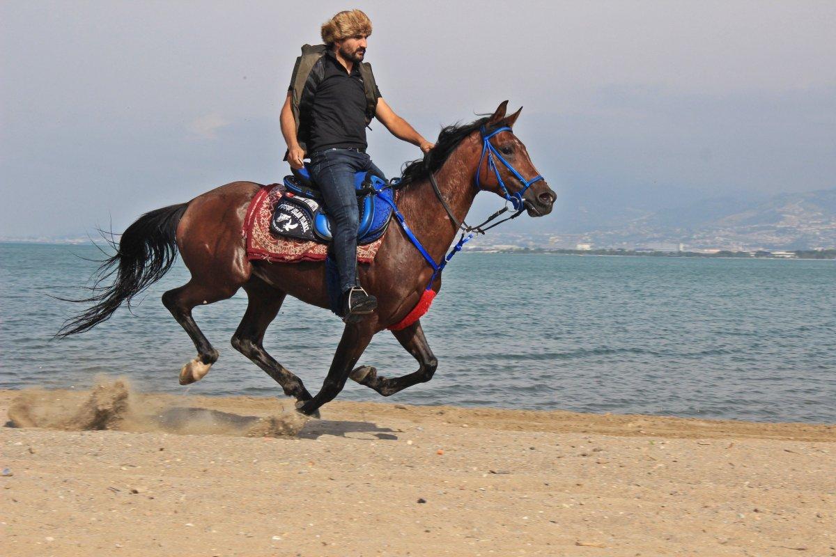 Kocaeli'de işe atıyla gidip geliyor