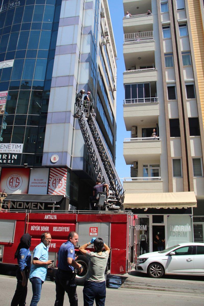 Antalya'da bir kadın, eşyalarını balkondan atıp ateş yaktı
