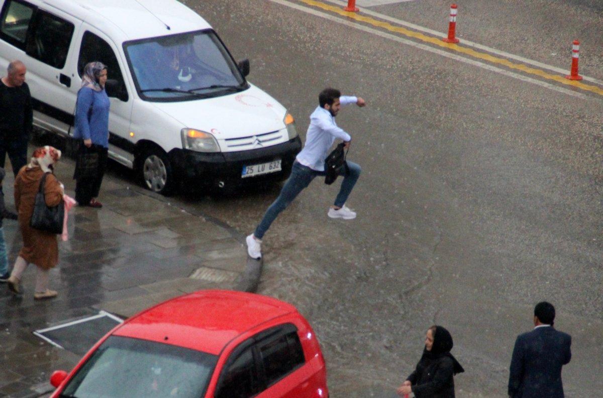 Erzurum'da yağmur suyundan kaçan vatandaşların renkli görüntüleri gülümsetti