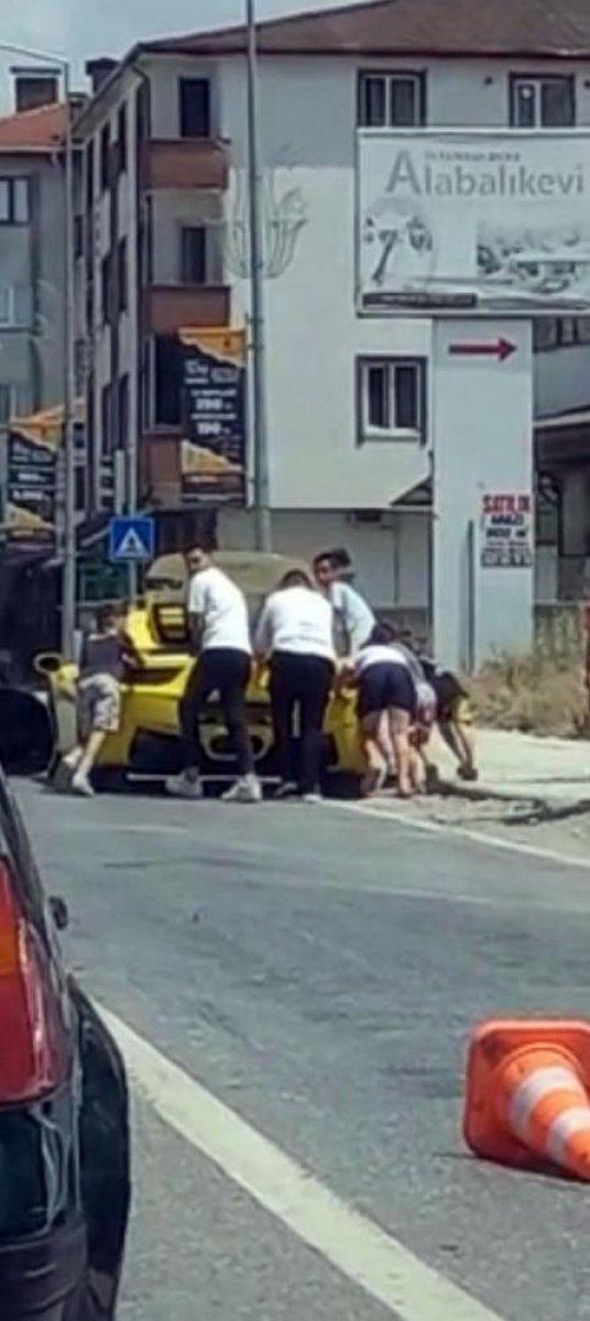Sakarya'da milyonluk Ferrari yolda kaldı