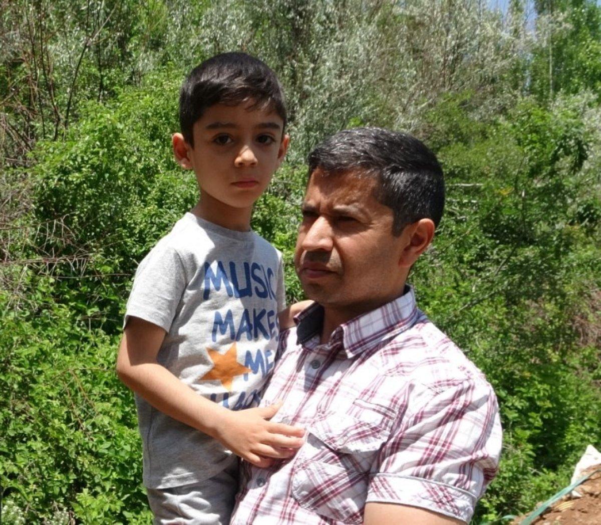 Bingöl'de başıboş köpek dehşeti: 6 yaşındaki çocuğa saldırdılar