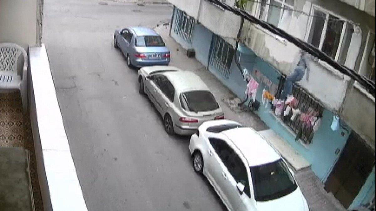 Bağcılar’da, örümcek adam gibi tırmanarak eve giren hırsız telefon çaldı