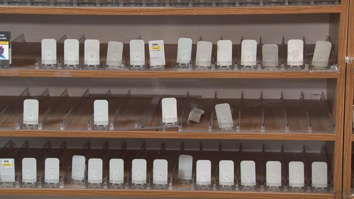 Ataşehir’deki bir marketten 80 bin liralık sigara çaldılar