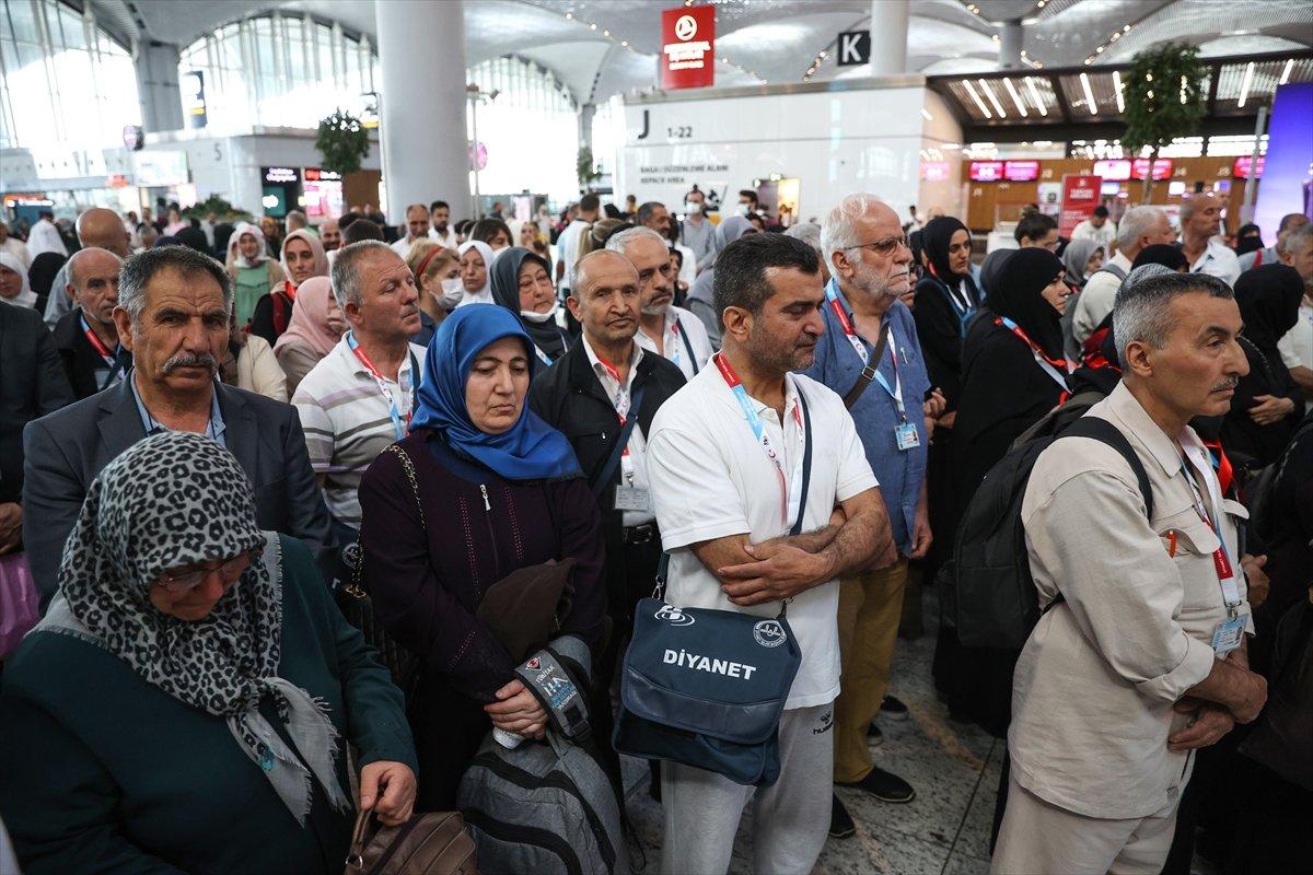 İstanbul'daki ilk hac kafilesi dualarla uğurlandı