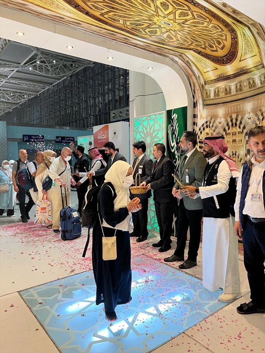 Koronadan sonra ilk Türk hac kafilesi Medine'de