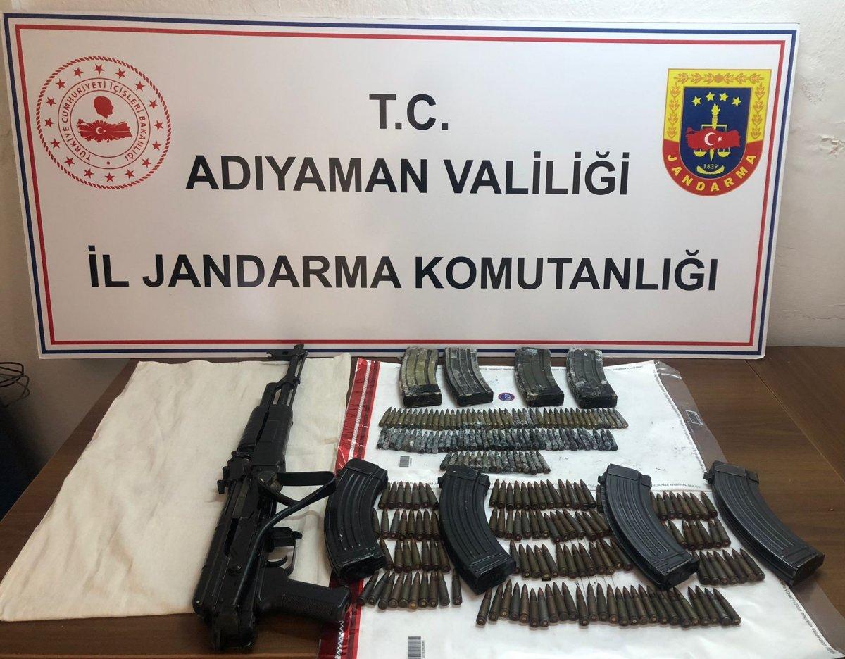 Adıyaman'da, kayalıkların arasına gizlenmiş çok sayıda mühimmat ele geçirildi