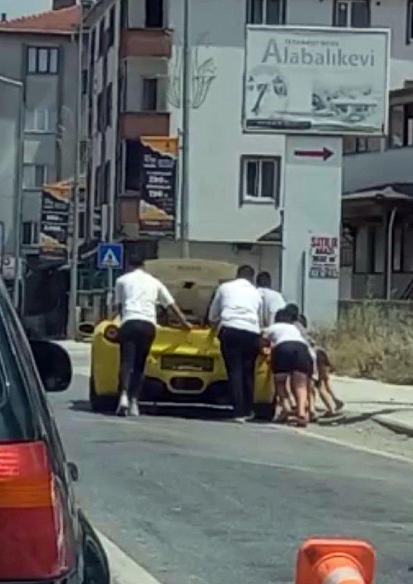 Sakarya'da milyonluk Ferrari yolda kaldı