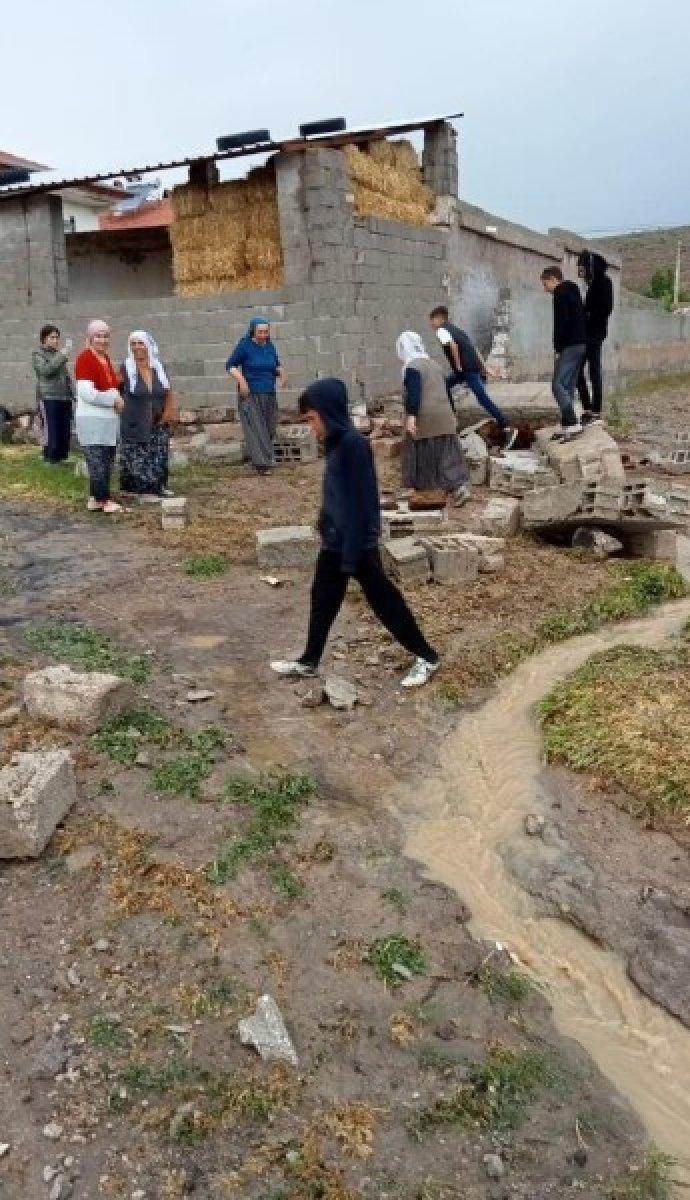 Kayseri'de sağanak yağış hayatı olumsuz etkiledi