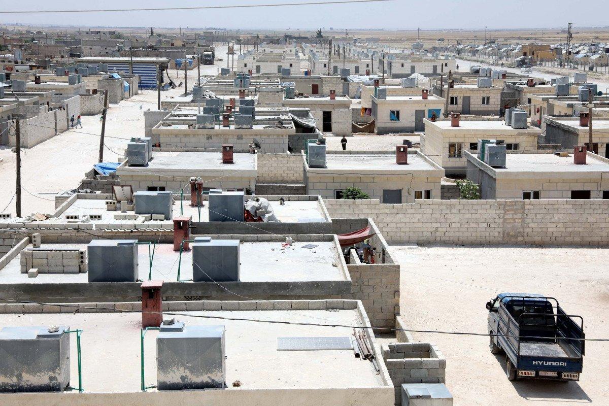 Suriyelilerin 'briket ev' sevinci