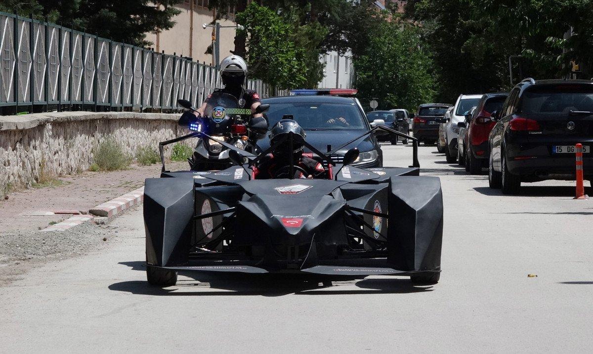 Burdur'da lise öğrencileri elektrikli Formula aracı üretti