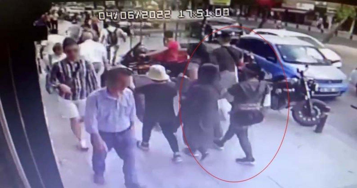 Şişli'de yolda yürürken telefonunu çaldırdı