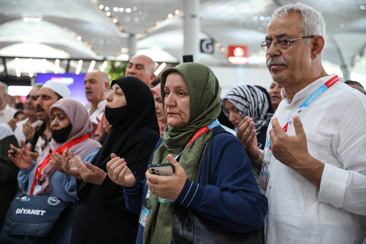 İstanbul'daki ilk hac kafilesi dualarla uğurlandı