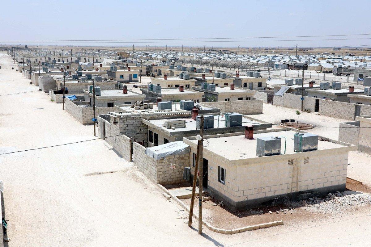 Suriyelilerin 'briket ev' sevinci