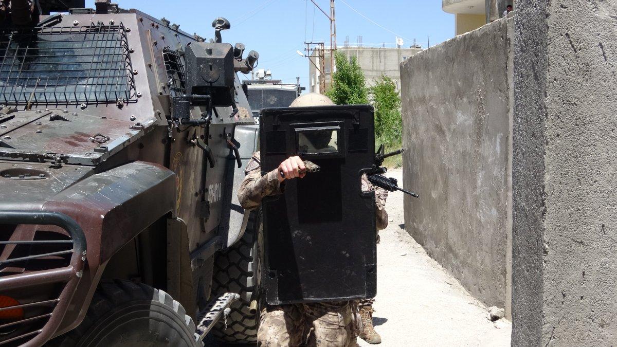 Van'da, evin bodrumunda saklanan 24 kaçak göçmen yakalandı