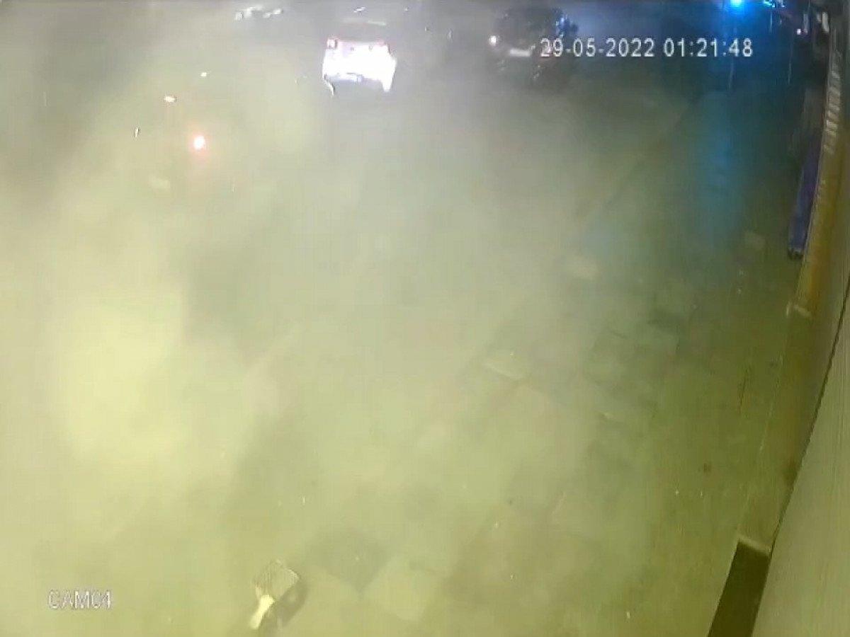 Silivri’de, kaldırımda havai fişek patlatan şahıslardan biri yakalandı