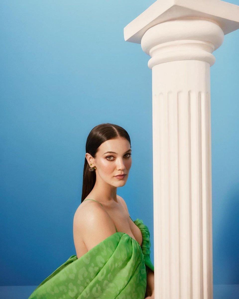 Pınar Deniz'den bornozlu paylaşım