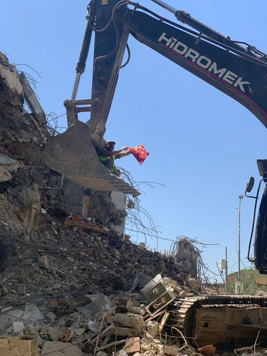 Elazığ'daki işçi Türk bayrağını molozlar arasından çıkardı