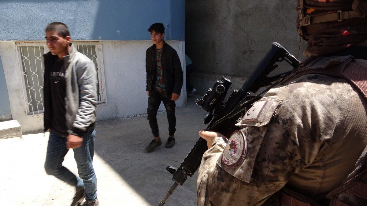 Van'da, evin bodrumunda saklanan 24 kaçak göçmen yakalandı