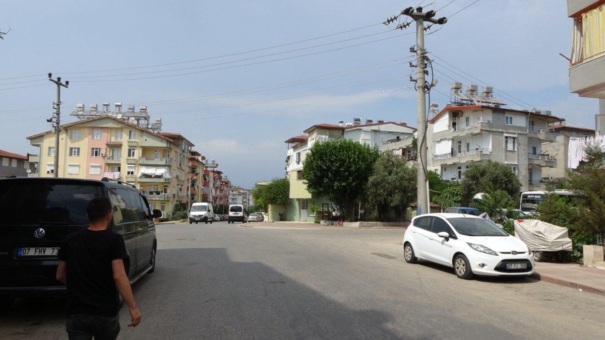 Antalya'da, forklift ile elektrik tellerini koparan sürücünün ehliyetine el konuldu