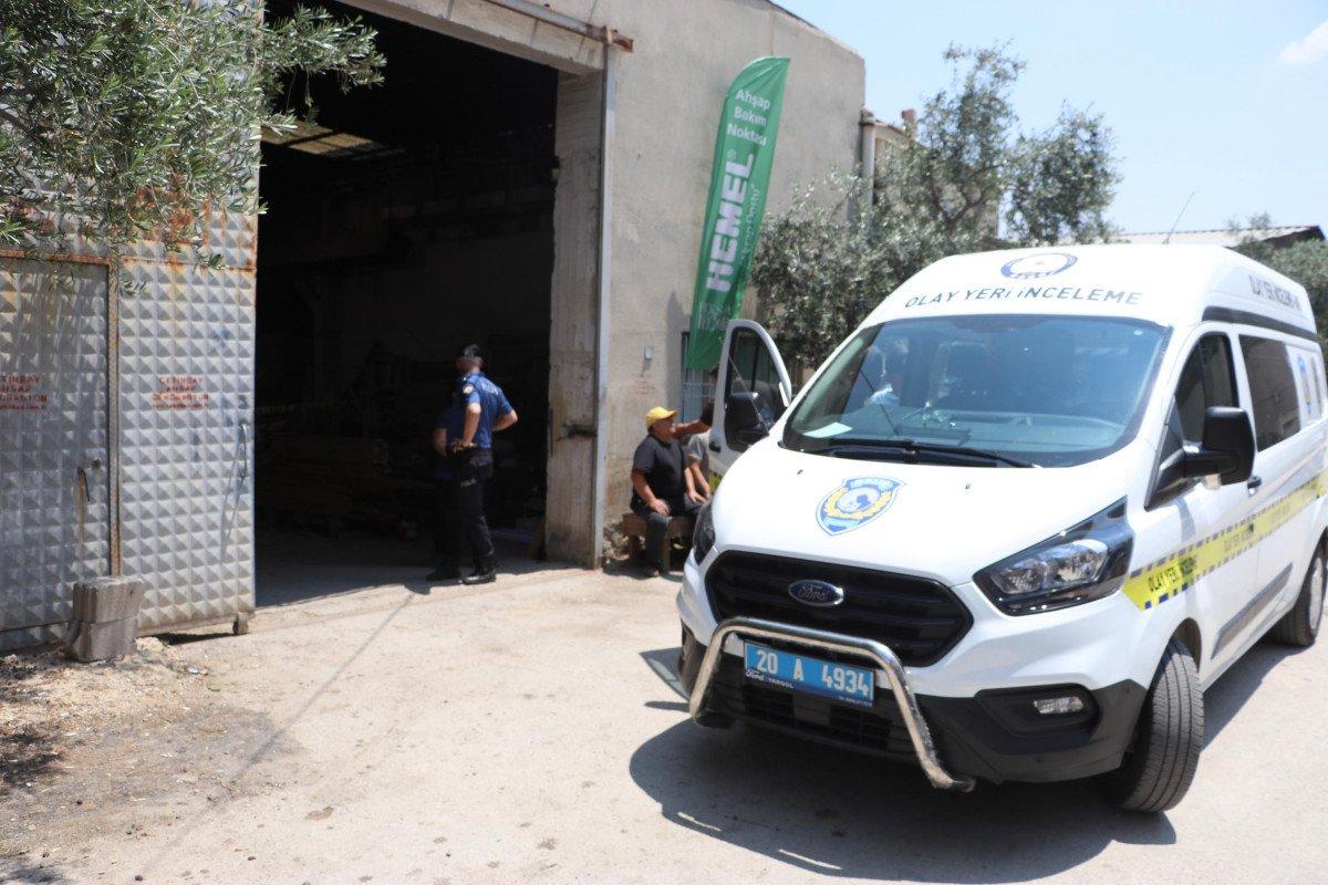 Denizli'de iş yerinin çatısından düşen usta hayatını kaybetti