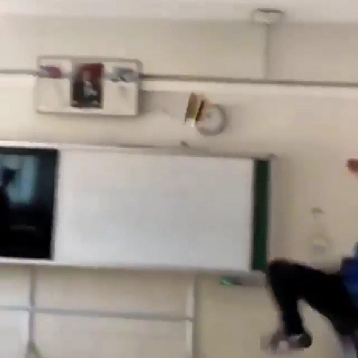 Antalya'da liseliler Kur’an-ı Kerim'i tekmeledi