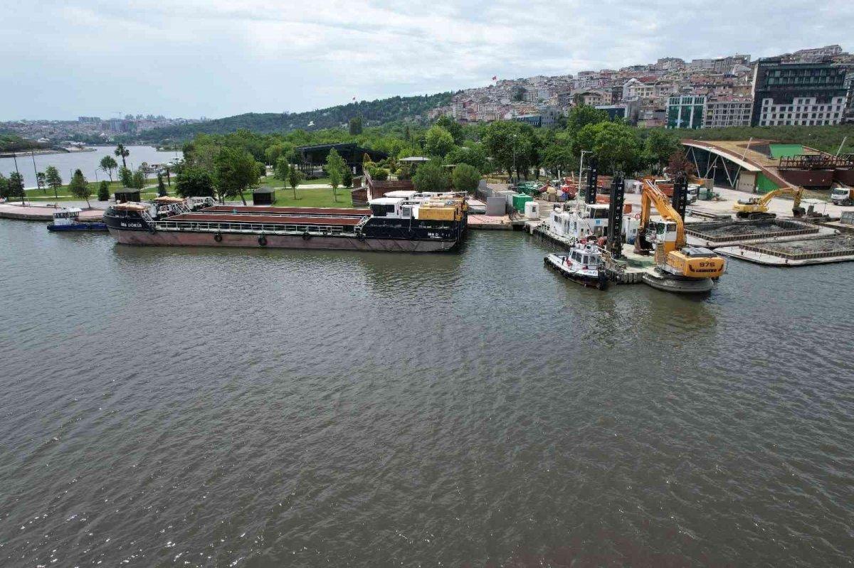Haliç'te suyun rengi kahverengiye dönüştü