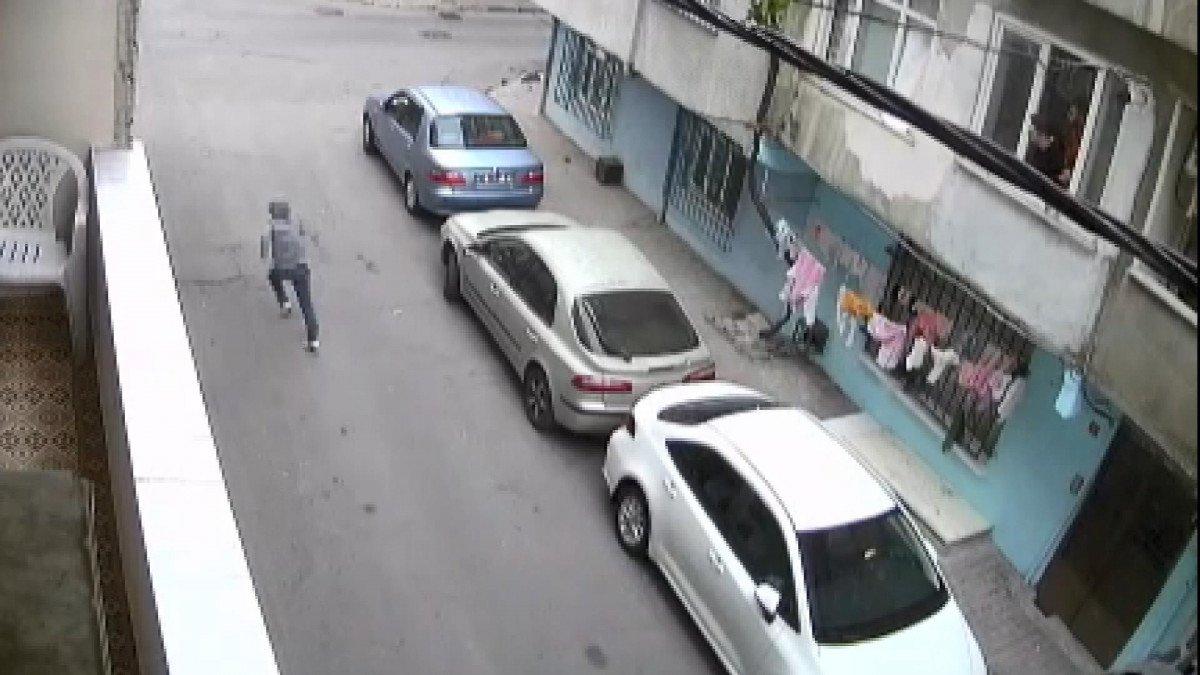 Bağcılar’da, örümcek adam gibi tırmanarak eve giren hırsız telefon çaldı