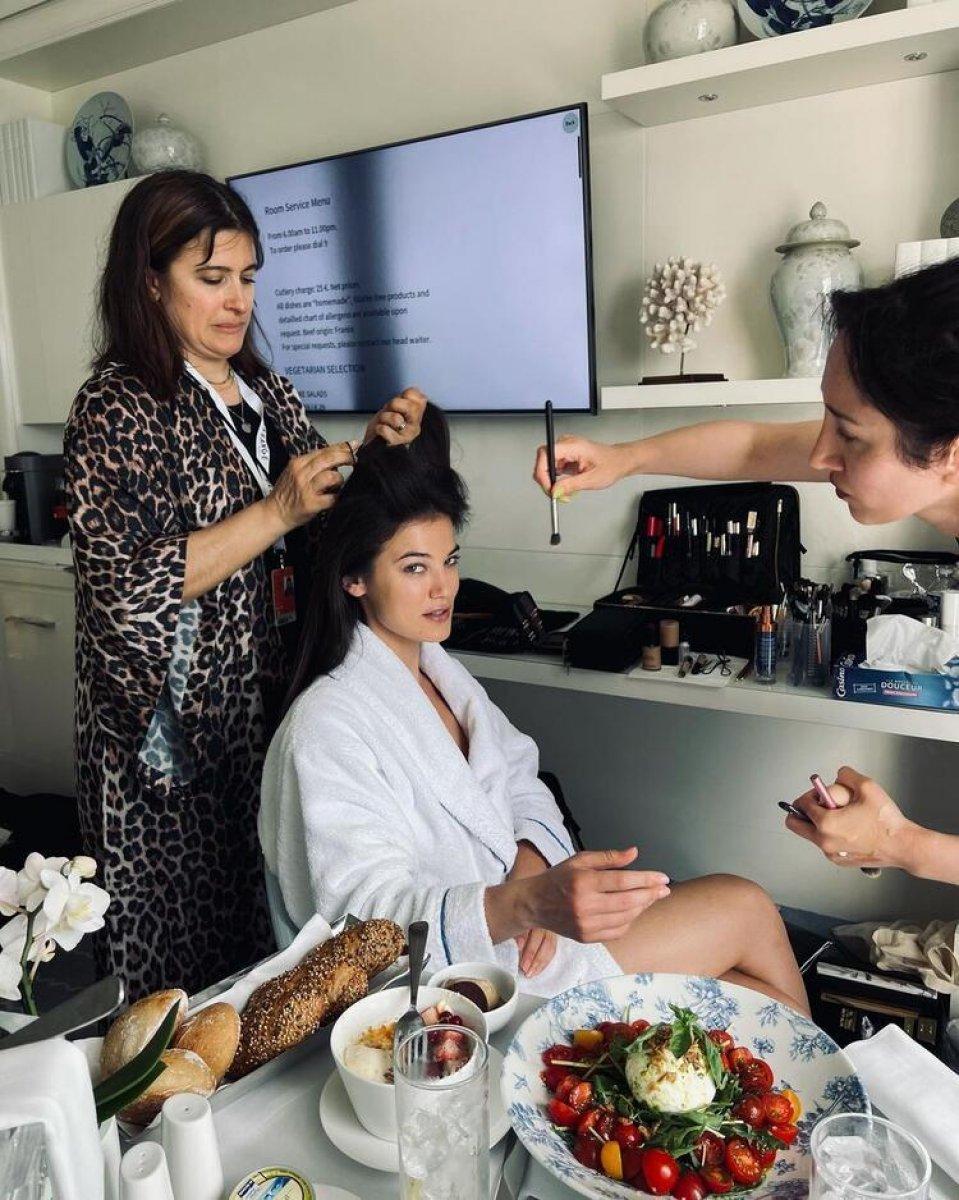 Pınar Deniz'den bornozlu paylaşım