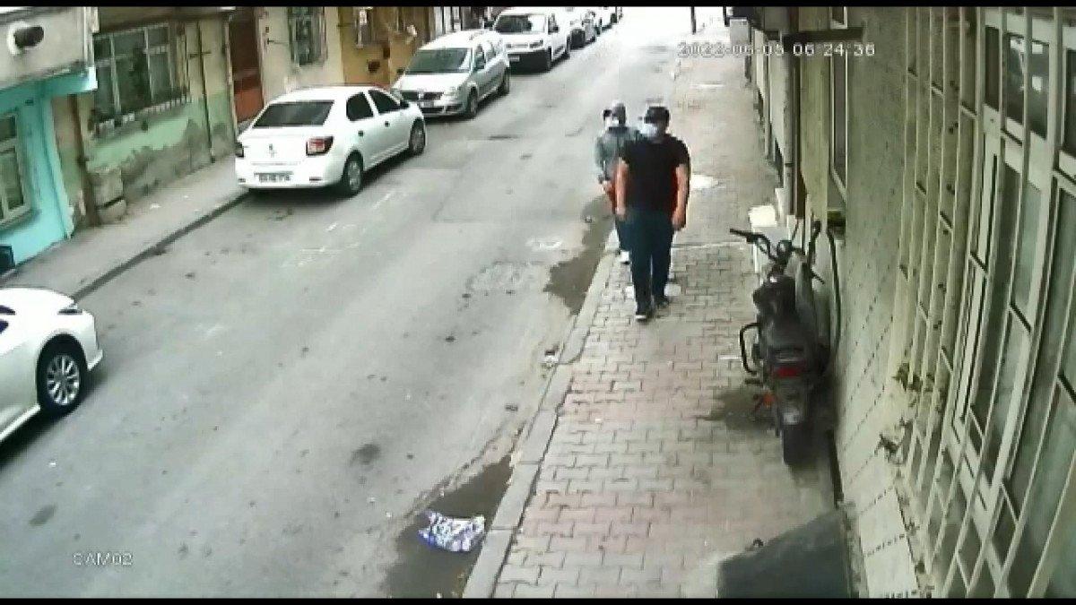 Bağcılar’da, örümcek adam gibi tırmanarak eve giren hırsız telefon çaldı